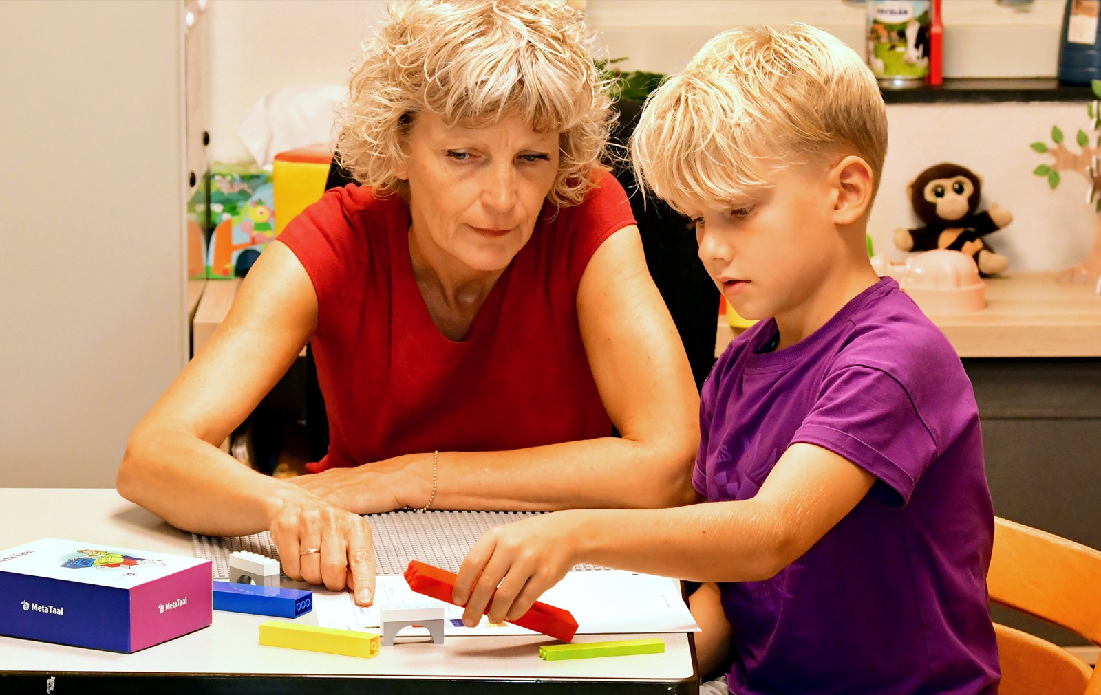 Kind speelt met blokken tijdens een sessie